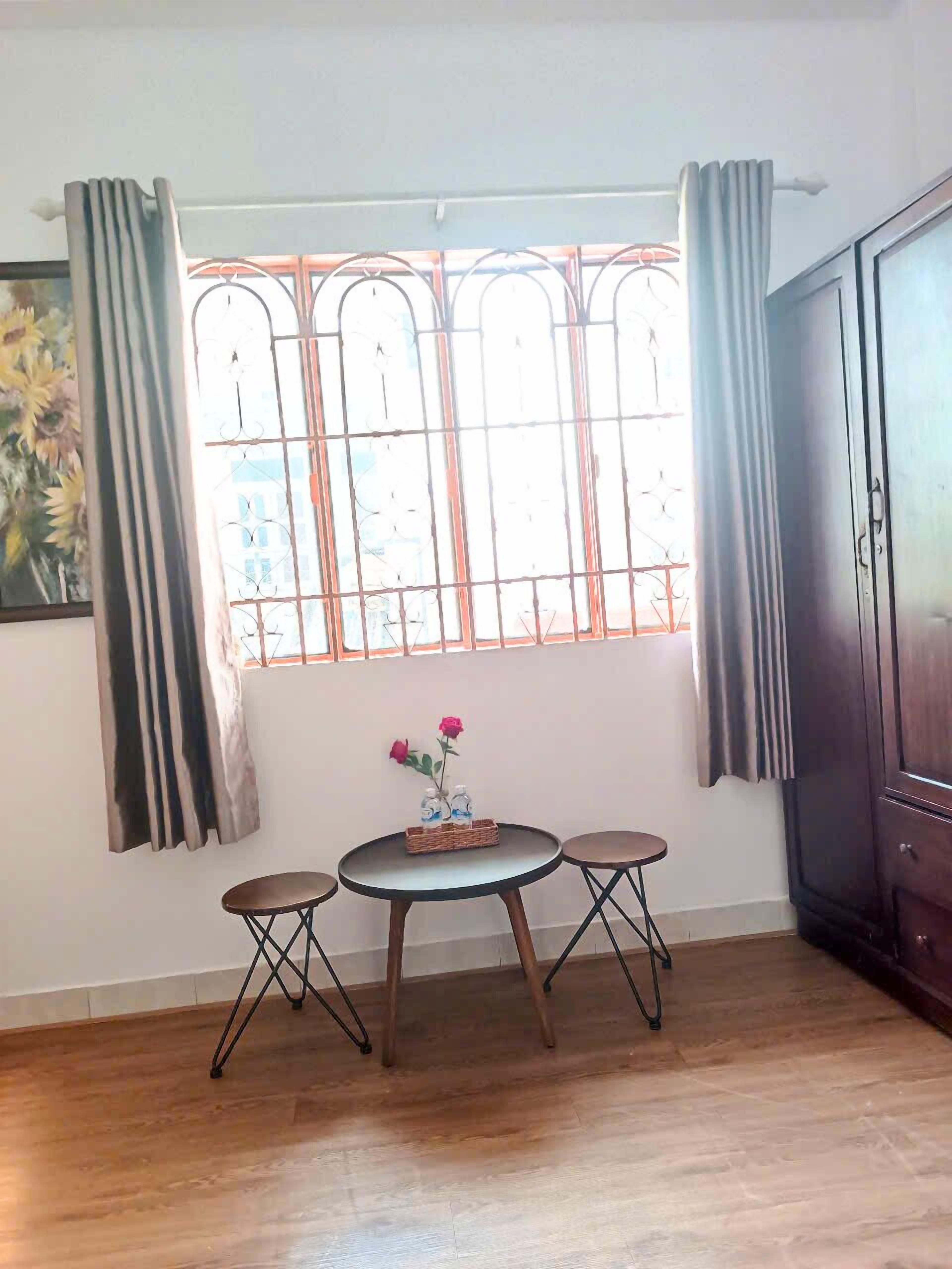 Deluxe-dobbeltværelse - balkon - byudsigt | Opholdsområde | 32-tommers smart-tv med digitale kanaler