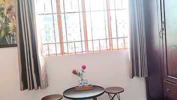 Kamar Double Deluks, balkon, pemandangan kota | Area keluarga | Smart TV 32-inci dengan saluran TV digital