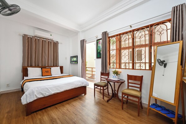 Chambre Double Deluxe, balcon, vue ville | Literie de qualité supérieure, rideaux occultants, Wi-Fi gratuit