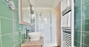 Classic Double Room, Balcony | Bathroom | Hair dryer, towels, soap, shampoo - Hôtel l'Ecrin d'Ô (Spa)