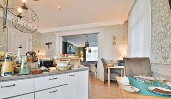 Café da manhã com buffet grátis todos os dias