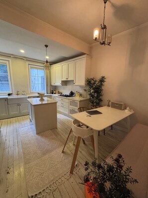 Geladeira, fogão, cooktop, lava-louças