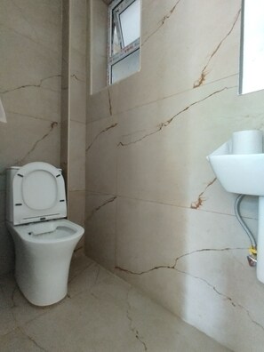 Bidet, Handtücher, Seife, Toilettenpapier