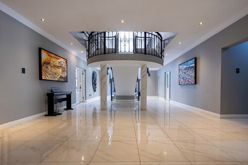 11 Hotel Suites in Northcliff with AC, Wi-Fi, swimming pool & free breakfast.