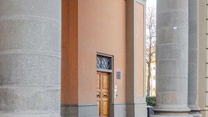 A building with large stone columns and an arched ceiling. - Elegant & Cozy Apartment Florence City Center (Firenze)