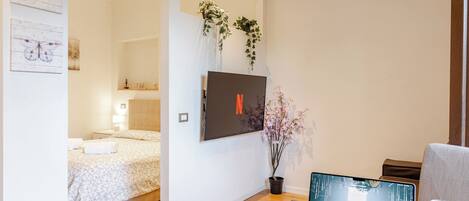 1 間睡房、房內夾萬、熨斗/熨衫板、可攜式嬰兒床