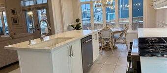 Spacious 4-bedroom house in Oakville with AC, WiFi