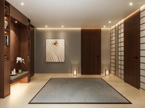 Un intérieur moderne agrémenté d’un grand tapis, d’étagères en bois et d’une œuvre d’art accrochée au mur.