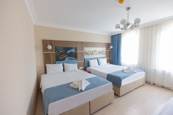 Standard Quadruple Room | Desk, soundproofing, free WiFi - DeMaree (Istanbul)