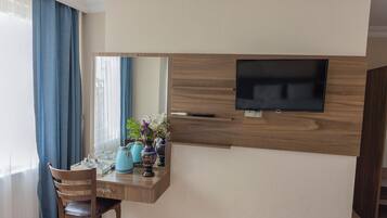 Family Room | Desk, soundproofing, free WiFi