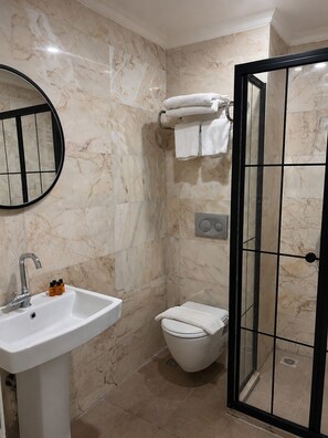 Shower, hair dryer, slippers, towels - DeMaree (Istanbul)