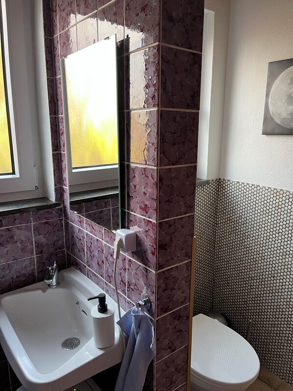 Toallas, jabón, papel de baño