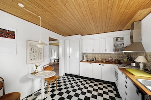 Fridge, oven, stovetop, dishwasher - Cozy cottage on North Bornholm (Hasle)