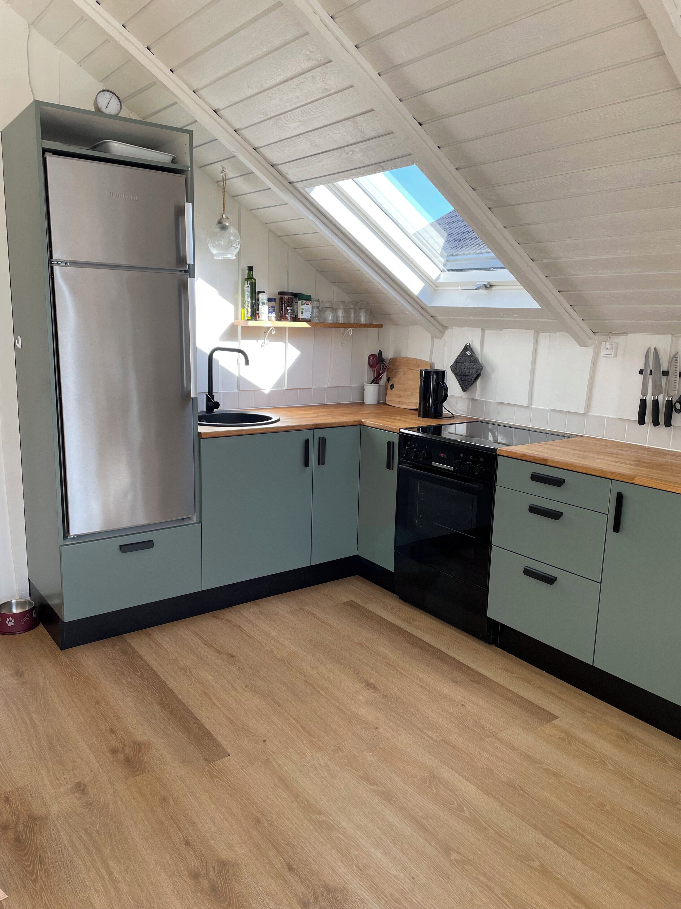 Fridge, oven, stovetop, coffee/tea maker