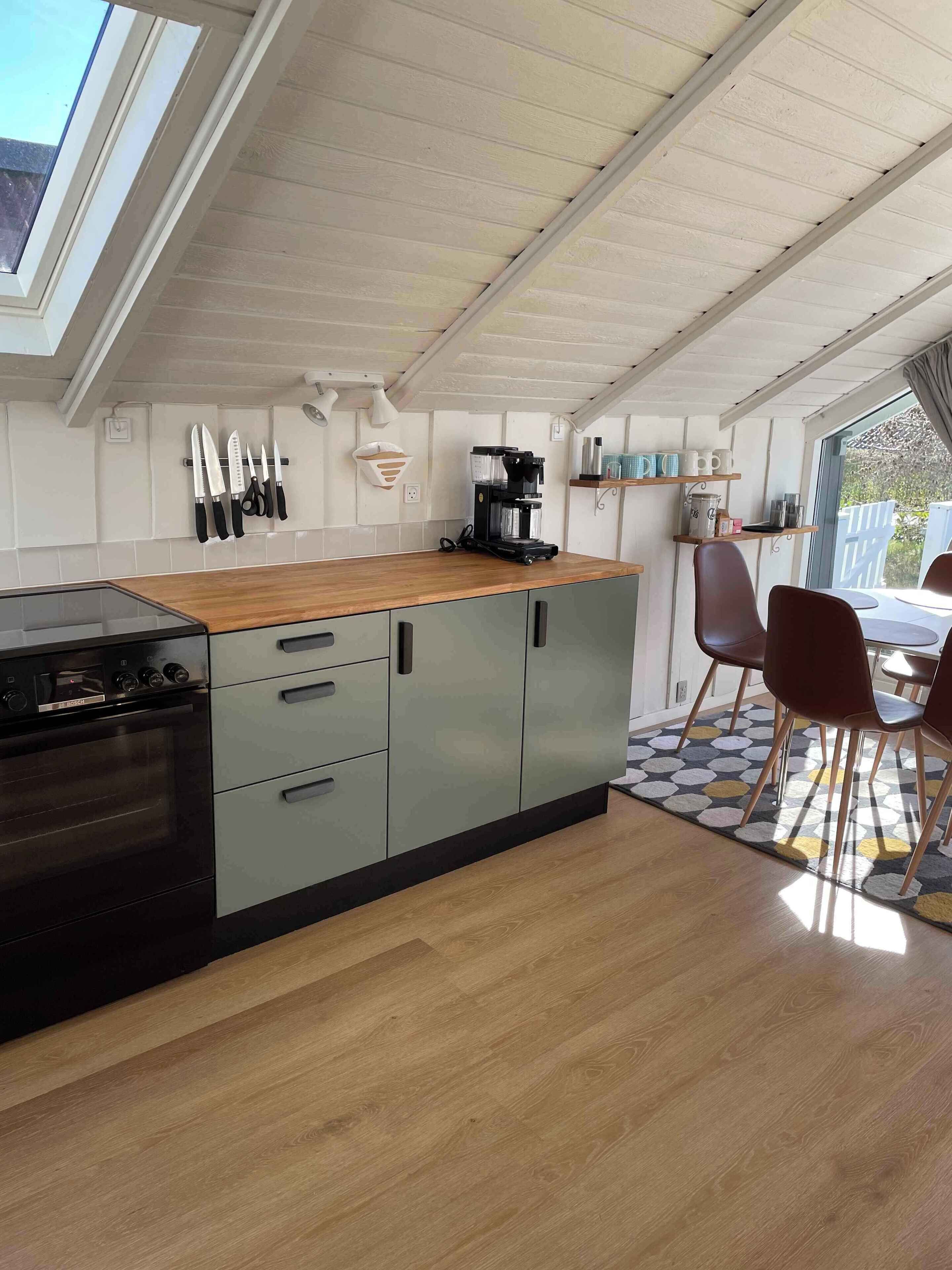 Fridge, oven, stovetop, coffee/tea maker