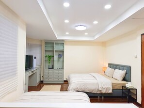 3 bedrooms, desk, iron/ironing board, WiFi - Entire House for 9 people near BTS Onnut (Krung Thep Maha Nakhon)