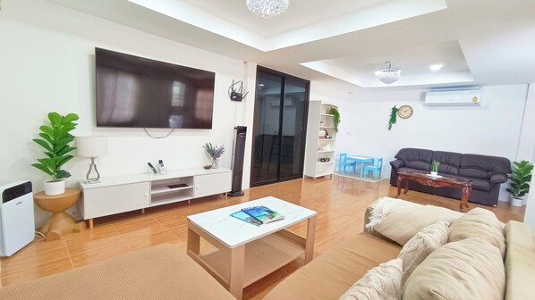 Smart TV - Entire House for 9 people near BTS Onnut (Krung Thep Maha Nakhon)
