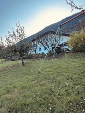 Property grounds - Sevrier-Center: Cozy vintage family home (Sévrier)