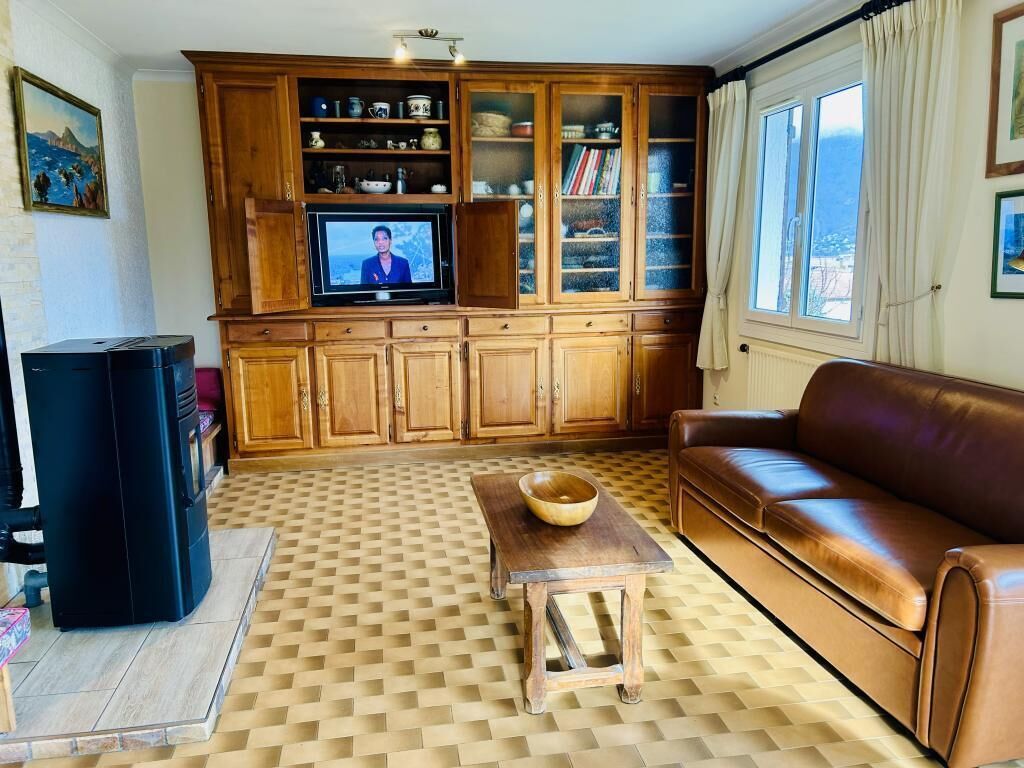 TV, DVD-spiller, bøker og musikkbibliotek