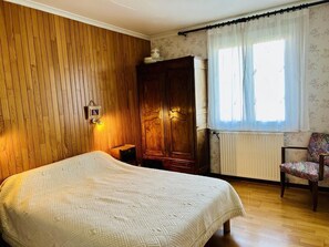 3 bedrooms, desk, iron/ironing board, free WiFi
