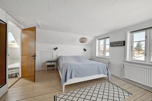 4 bedrooms, iron/ironing board, free WiFi