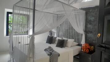 7 habitaciones, escritorio y espacio para trabajar con laptop