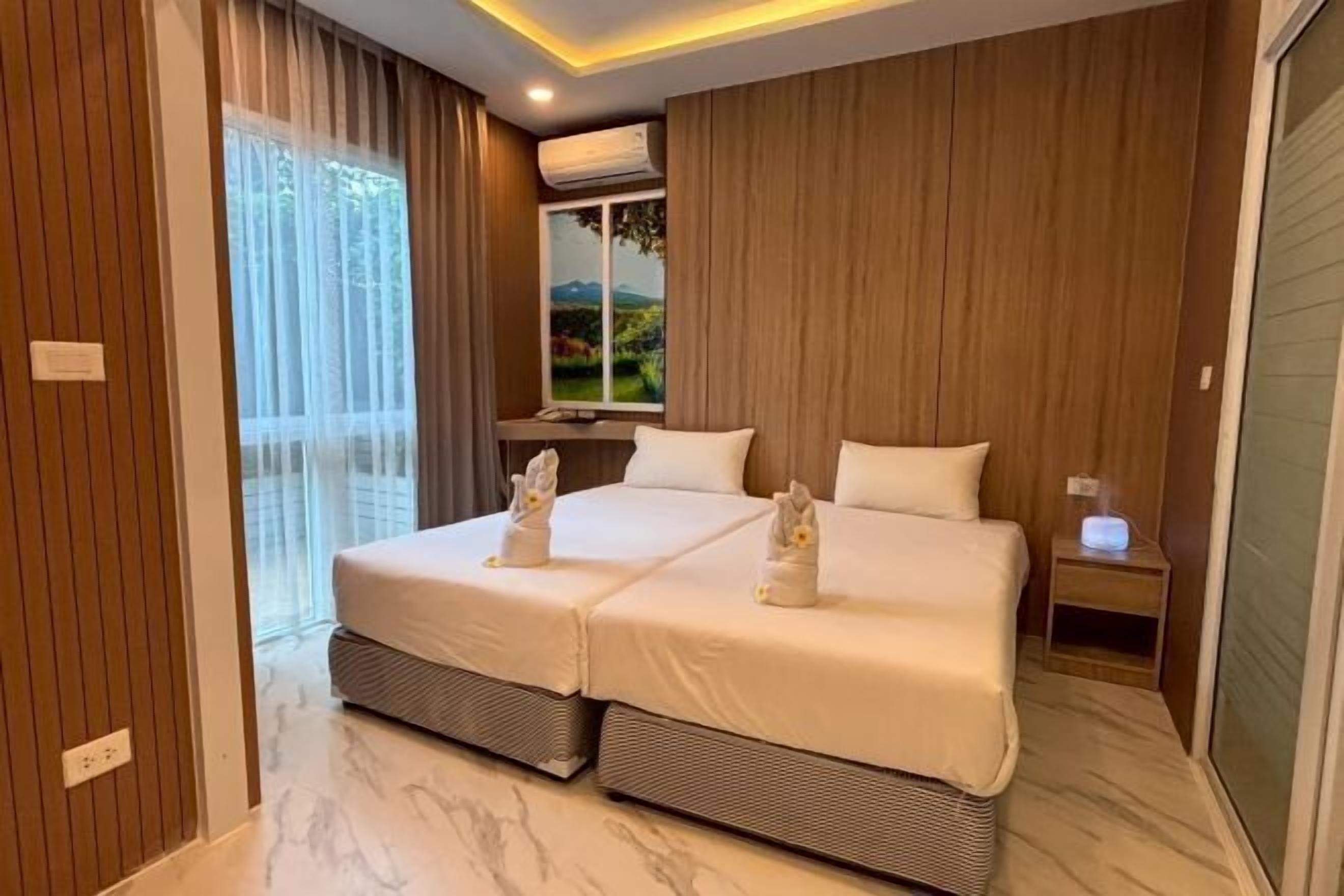 Minibar, in-room safe, individually decorated, individually furnished