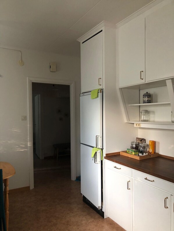 Traditionellt hus - utsikt mot trädgården | Eget kök | Stort kylskåp, mikrovågsugn, ugn och spishäll