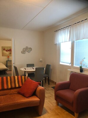 Traditionellt hus - utsikt mot trädgården | 4 sovrum, gratis wi-fi och sängkläder