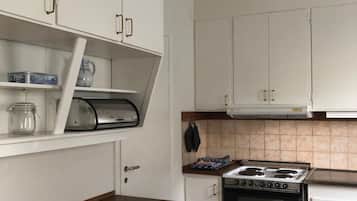 Traditional House, Garden View | Private kitchen | Full-sized fridge, microwave, oven, stovetop