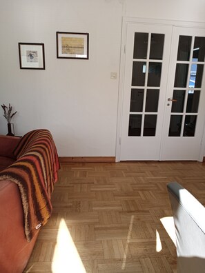 Traditionellt hus - utsikt mot trädgården | Interiör