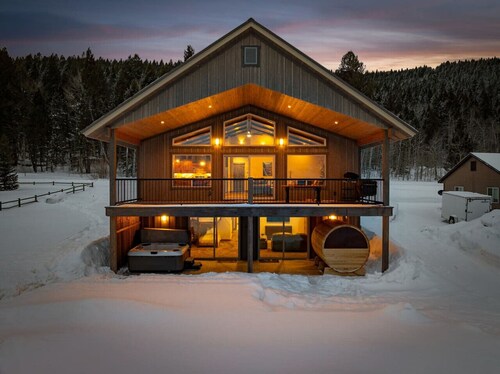 Hot Tub • Barrel Sauna • Fire Pit • Yellowstone