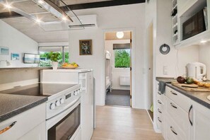 Een koelkast, een magnetron, een oven, een kookplaat