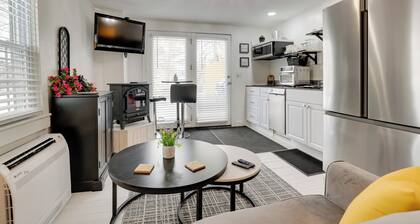 Adorable Walkable Paradise w/ Deck & Pool!
