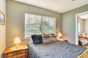 Cottage (2 Bedrooms) | Interior - Peaceful Ranch Getaway w/ Deck in Red Bluff! (Red Bluff)