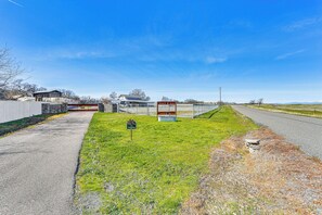 Cottage (2 Bedrooms) | Interior - Peaceful Ranch Getaway w/ Deck in Red Bluff! (Red Bluff)