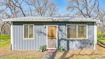 Cottage (2 Bedrooms) | Front of property