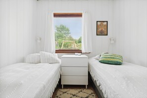 2 bedrooms, iron/ironing board, free WiFi