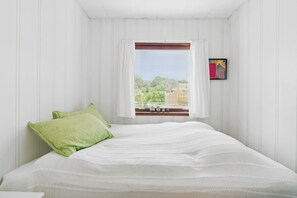 2 bedrooms, iron/ironing board, free WiFi - Beautifully located house in Melsted Gudhjem (Gudhjem)
