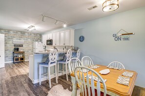 Apartment (2 Bedrooms) | Interior - 'better Lake Than Never' Huddleston Condo (Huddleston)