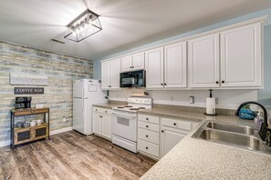 Apartment (2 Bedrooms) | Interior - 'better Lake Than Never' Huddleston Condo (Huddleston)