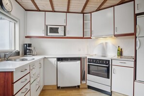 Fridge, microwave, oven, stovetop - Lovely holiday home in Pøt Strandby (Juelsminde)
