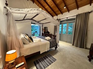 5 bedrooms, iron/ironing board, WiFi, bed sheets