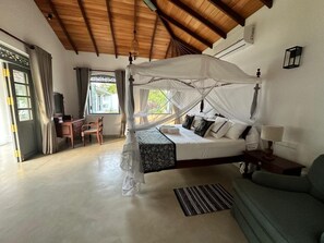 5 bedrooms, iron/ironing board, WiFi, bed sheets