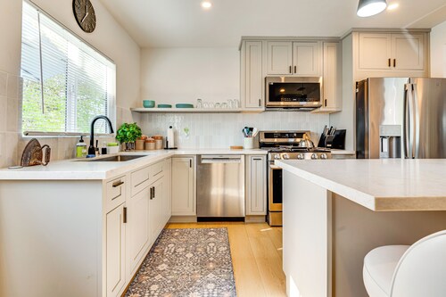 Updated Home w/ Private Deck, 1 Mi to Rose Bowl!