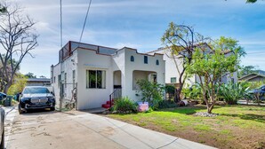 Unclassified image, 5 of 24, button - Updated Home w/ Private Deck, 1 Mi to Rose Bowl! (Pasadena)