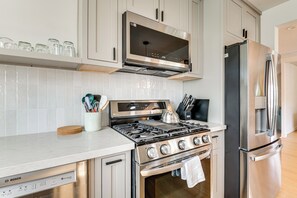 House (2 Bedrooms) | Interior - Updated Home w/ Private Deck, 1 Mi to Rose Bowl! (Pasadena)