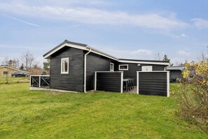 A modern house with a fenced yard, a garage, and a small porch. - Holiday idyll near beach and city life (Hals)
