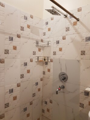 Luxury Double Room, Garden View, Garden Area | Bathroom | Shower, towels, soap, shampoo - Koko's Farm (Mohanlalganj)