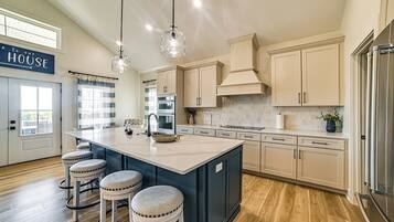 House (6 Bedrooms) | Interior